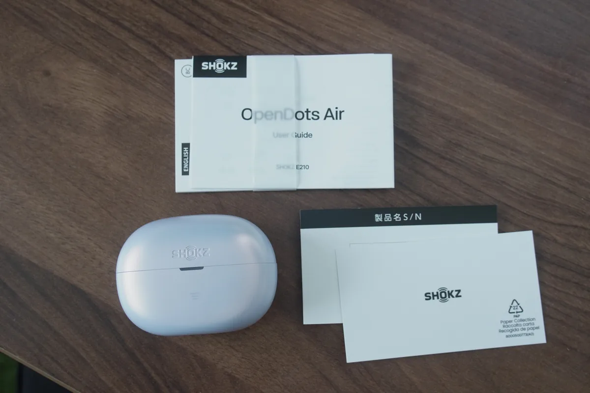 Shokz OpenDots Airの充電ケース、ユーザーガイド、保証書などの付属品一覧