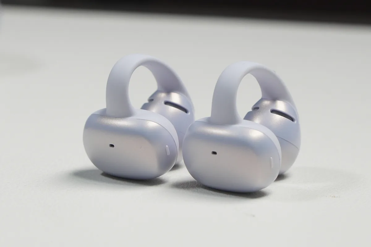 Shokz OpenDots Airのイヤホン左右を背面側から並べてイヤーフック形状を見せた様子