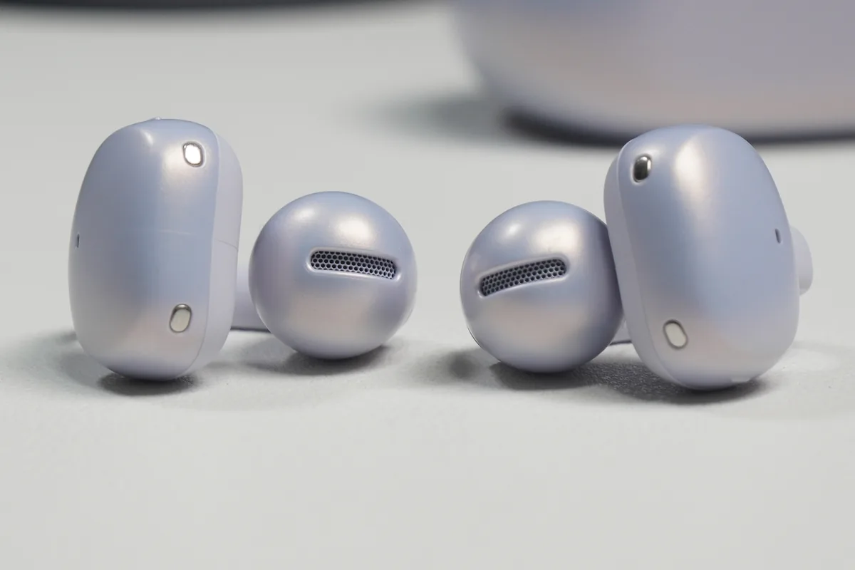 Shokz OpenDots Airのスピーカーグリルと充電接点を写したイヤホンのクローズアップ