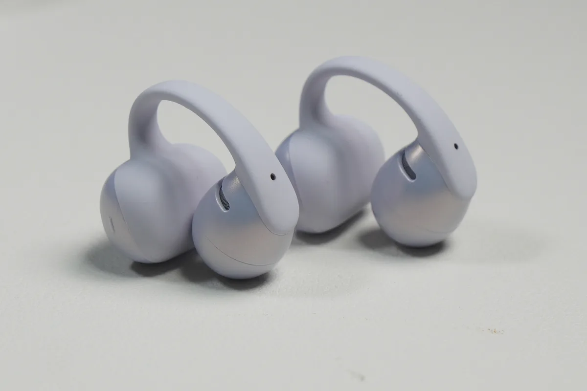 Shokz OpenDots Airのイヤーフックとスピーカー部を斜めから捉えたクローズアップ