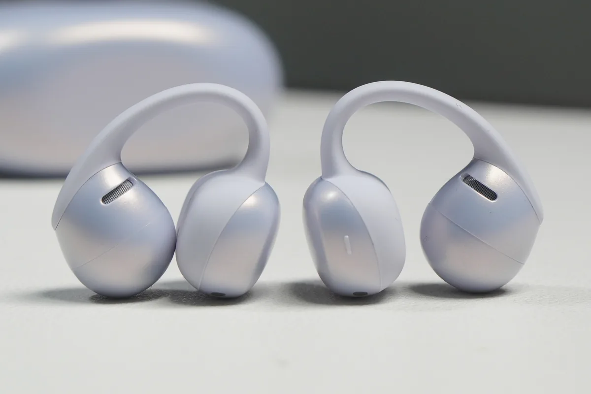 Shokz OpenDots Airの耳に沿うアーチ形状を強調した様子