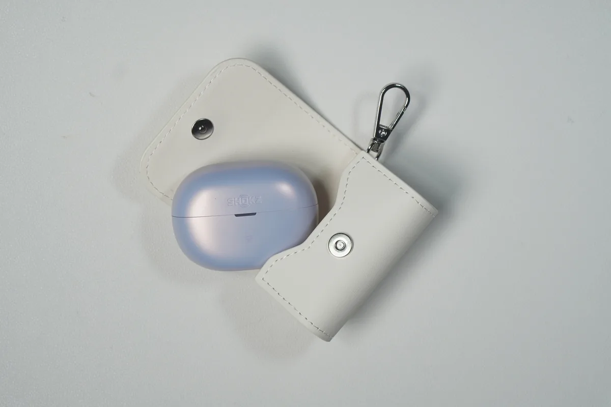 Shokz OpenDots Airの充電ケースとレザー製キャリングポーチ