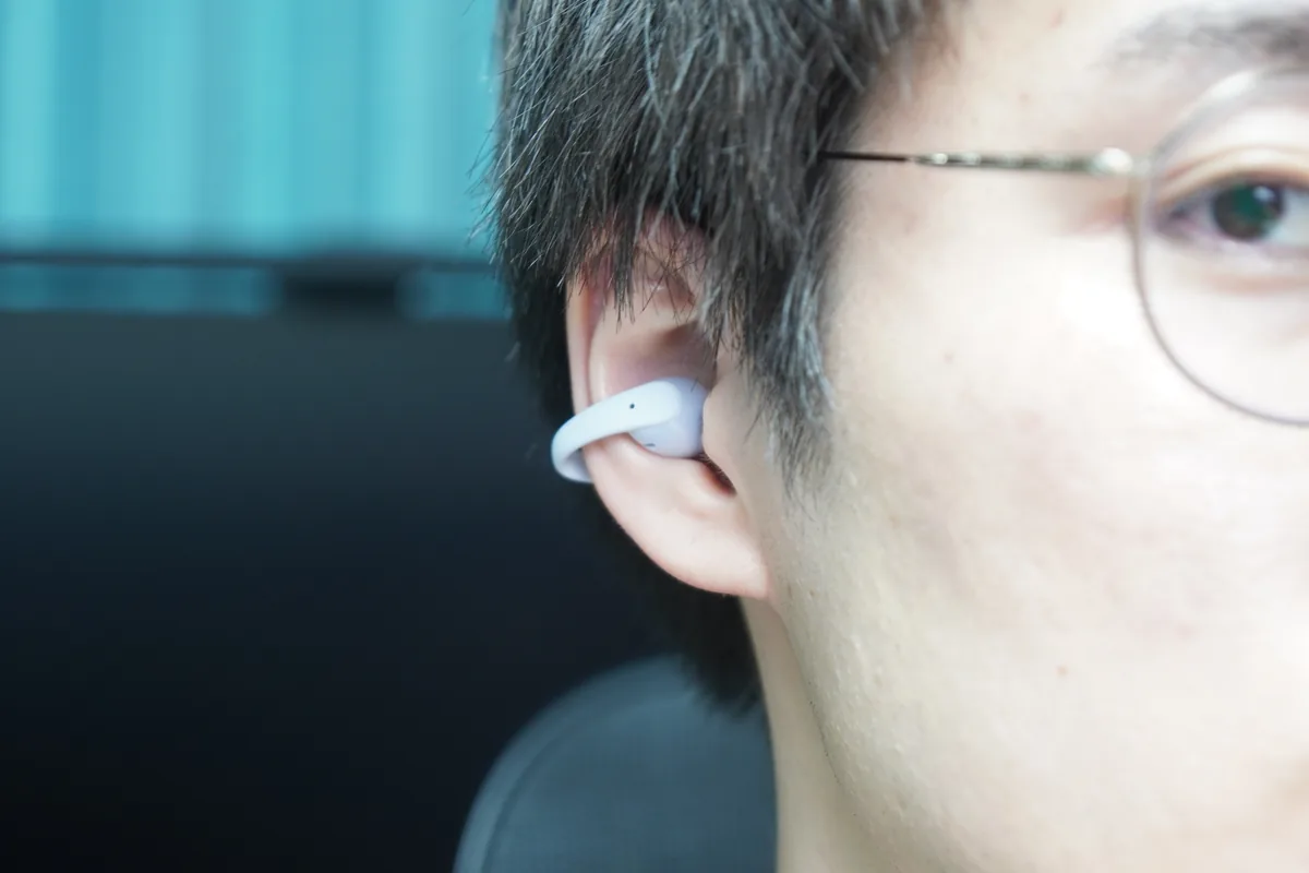 Shokz OpenDots Airを耳に装着したオープンイヤー型の着け心地イメージ