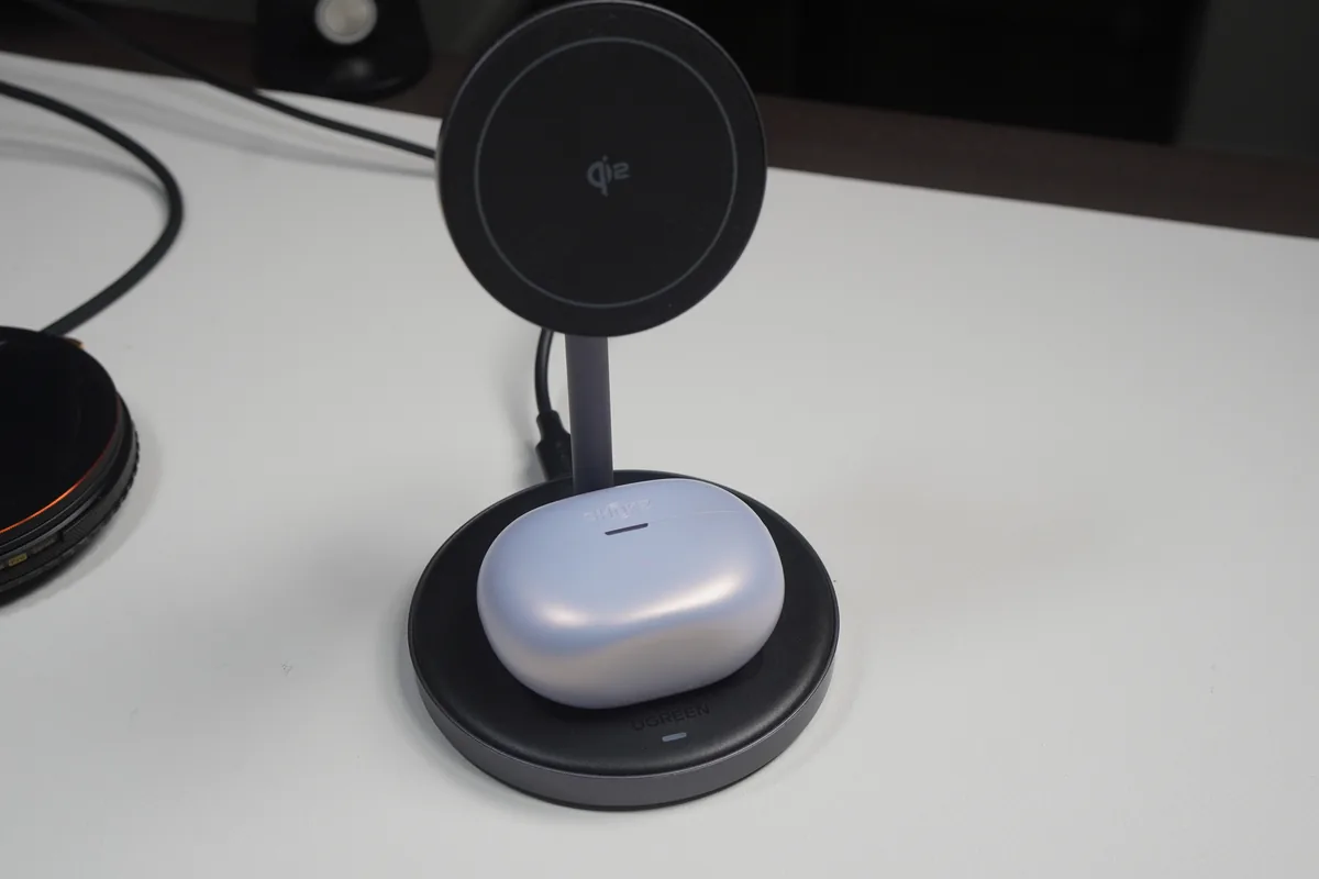 Shokz OpenDots Airの充電ケースをQi2ワイヤレス充電スタンドに置いた様子
