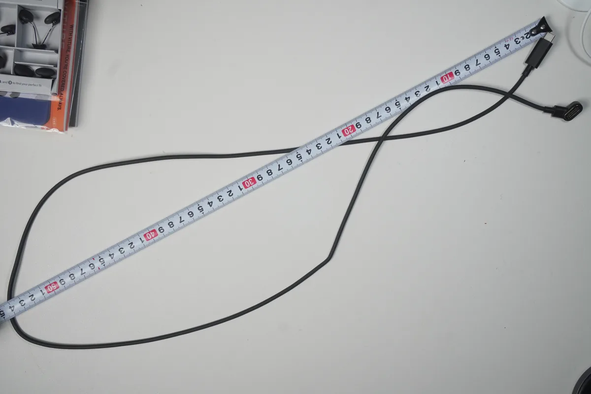 VITURE Luma Ultra付属ケーブルの長さをメジャーで計測している様子（約120cm）