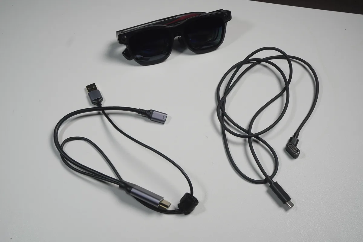 VITURE Luma Ultraと付属のXRケーブル・HDMI変換ケーブルを並べた様子