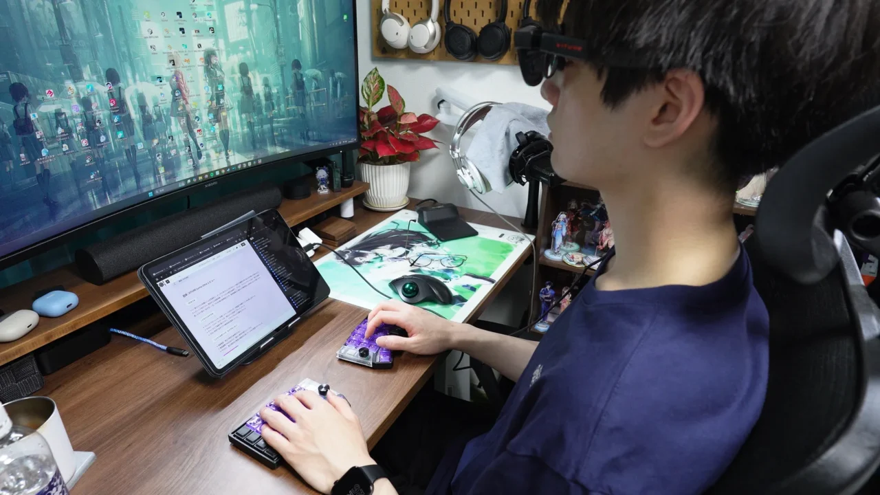 ゲーミングチェアにもたれかかってLuma Ultraでくつろいでプレイ