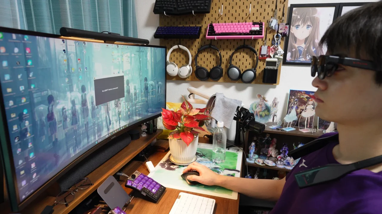 Luma Ultraを装着しトラックボール・マウスを操作する横顔
