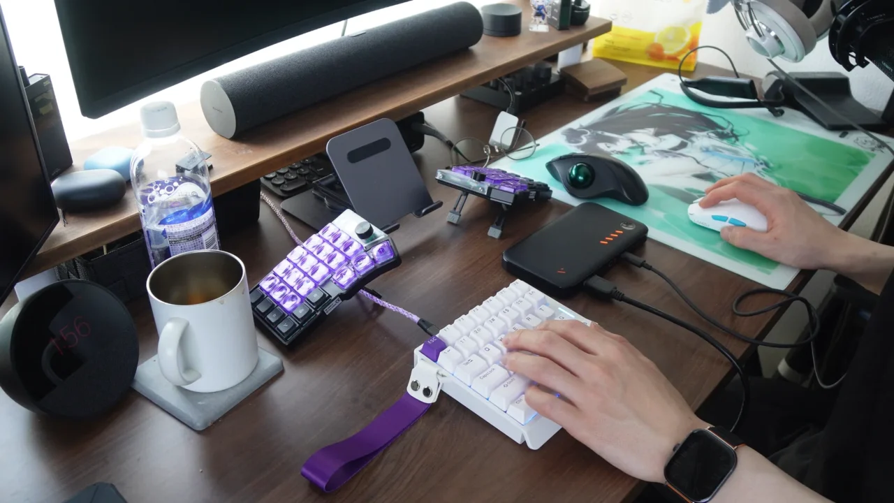 VITURE Luma Ultraを使い、40%キーボードと左手デバイスでデスク作業する手元