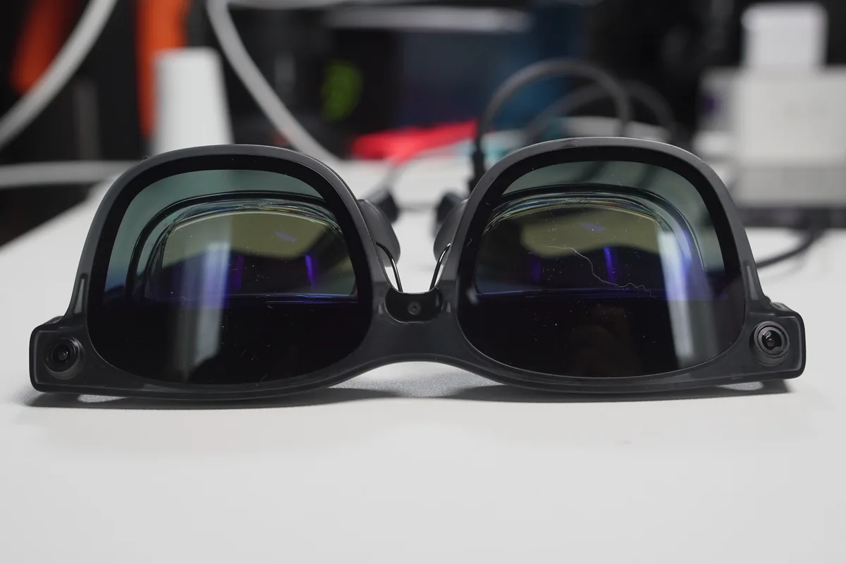 VITURE Luma Ultraを正面から見た様子。電子調光フィルムを透明寄りにした状態
