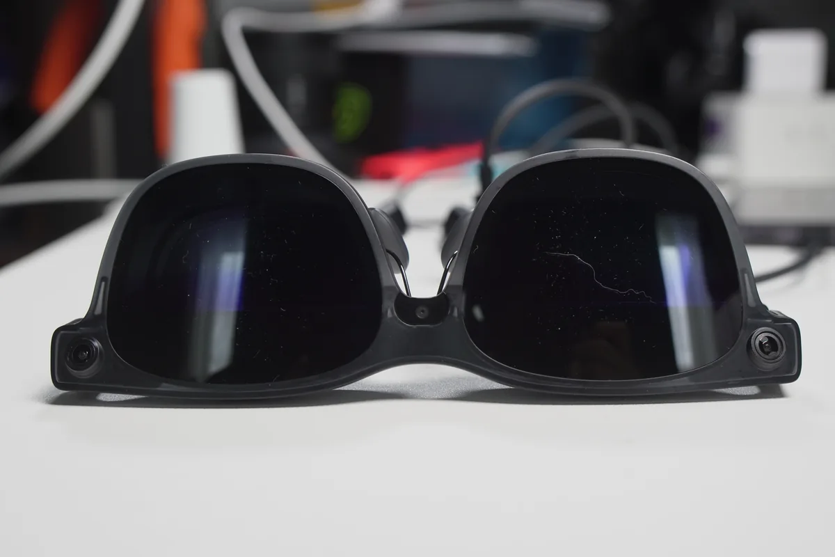 VITURE Luma Ultraを正面から見た様子。電子調光フィルムを暗くした状態