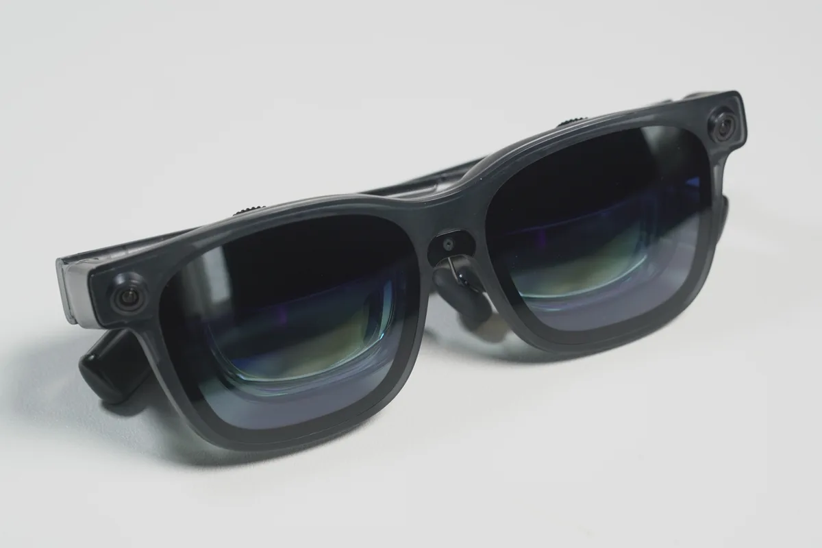 VITURE Luma Ultra本体を正面から見た様子。中央カメラと左右の深度センサー