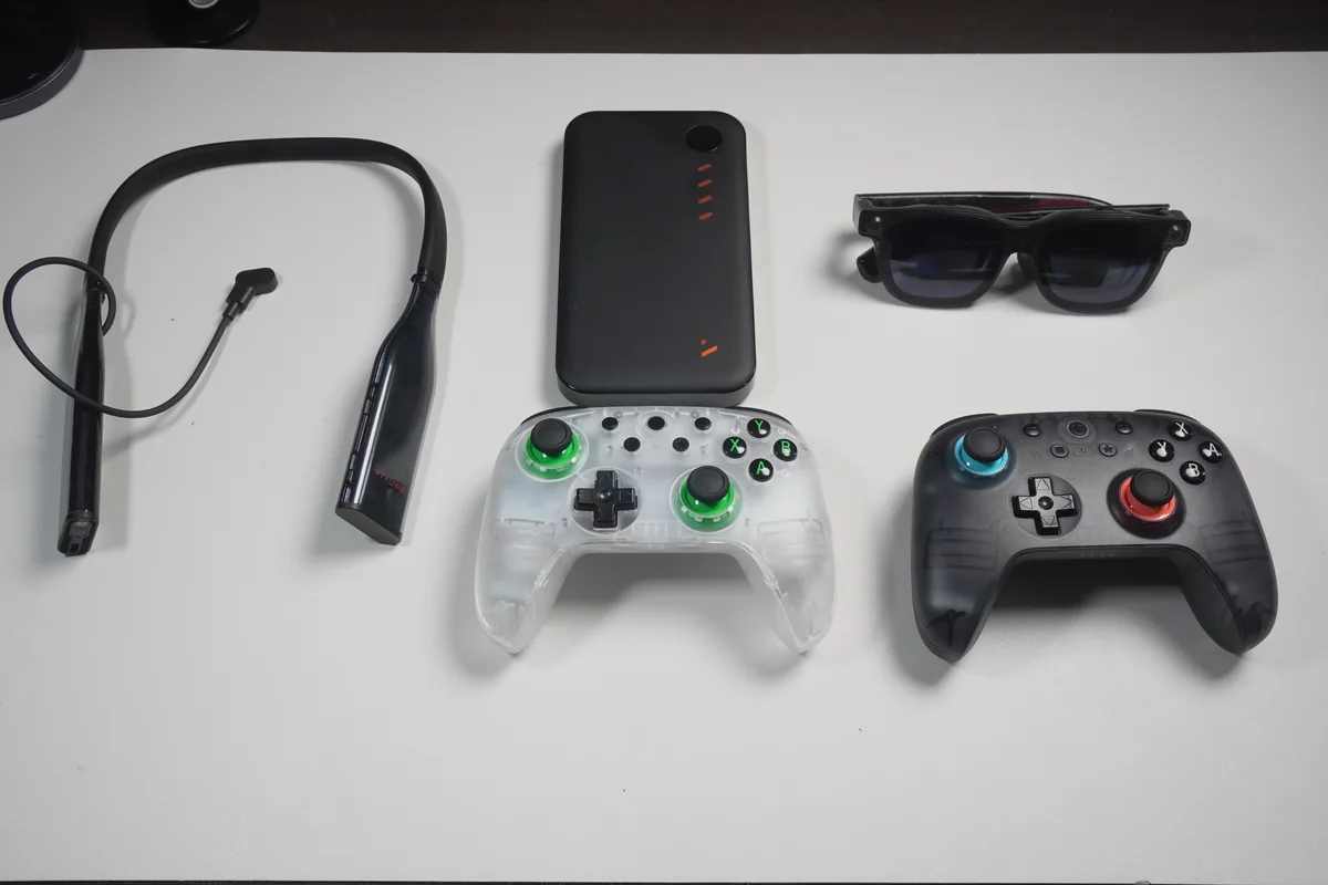 VITURE Luma Ultraのフルセット構成。Proネックバンド・モバイルドック・XRグラス本体・コントローラー2台を並べた様子