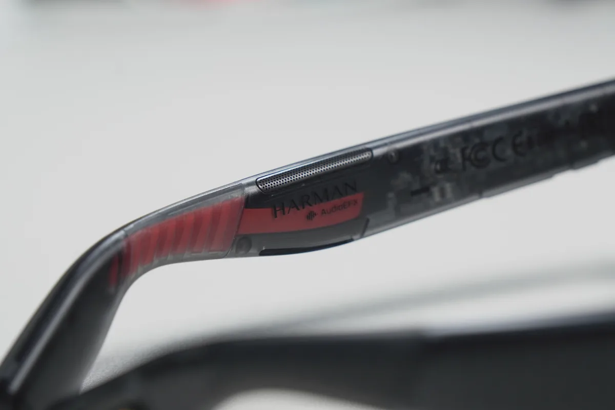 VITURE Luma UltraのHARMAN監修スピーカー部分のクローズアップ