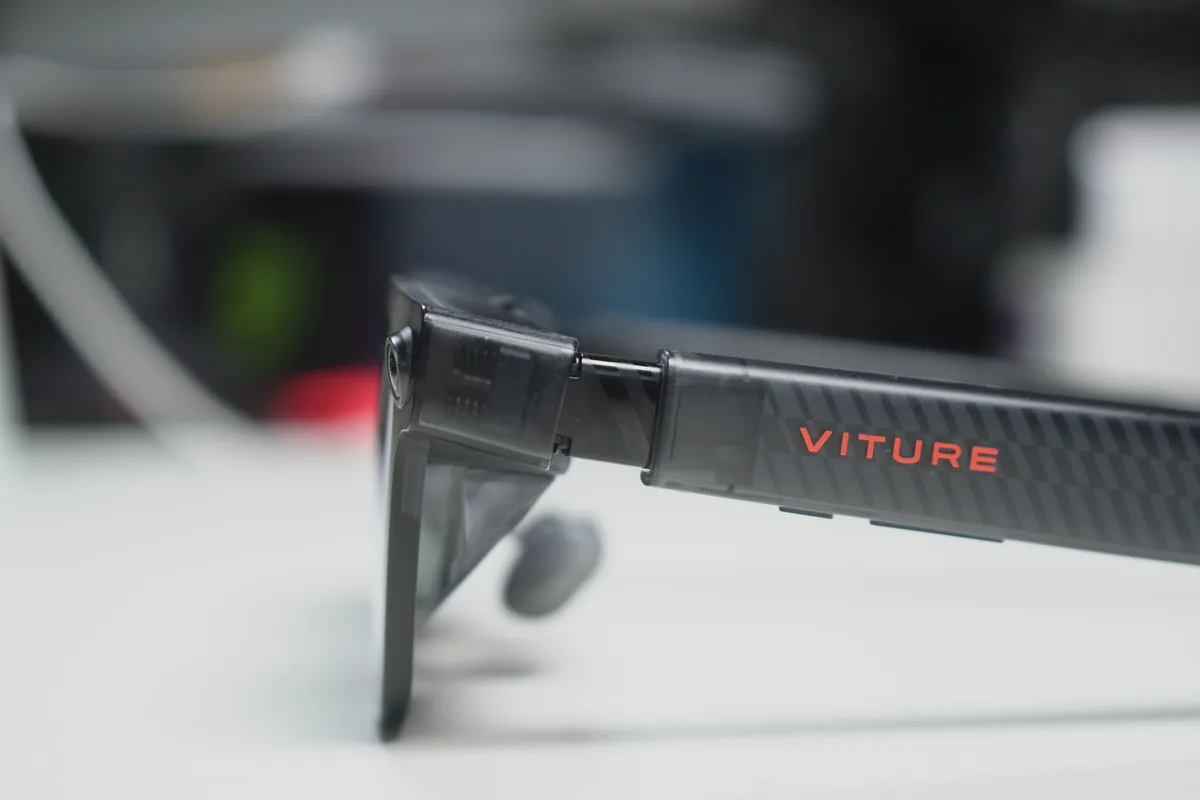 VITURE Luma Ultraのつる付け根のヒンジ部分クローズアップ