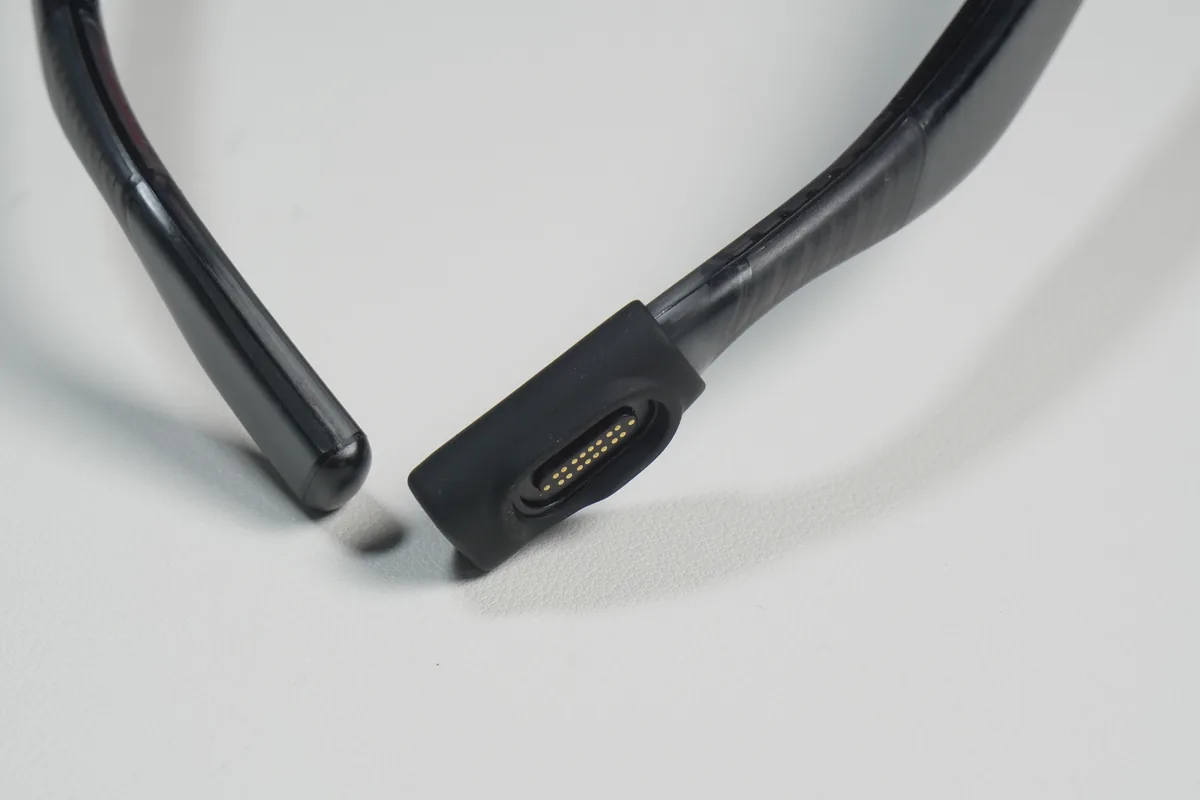 VITURE Luma Ultraのマグネット式専用端子のクローズアップ