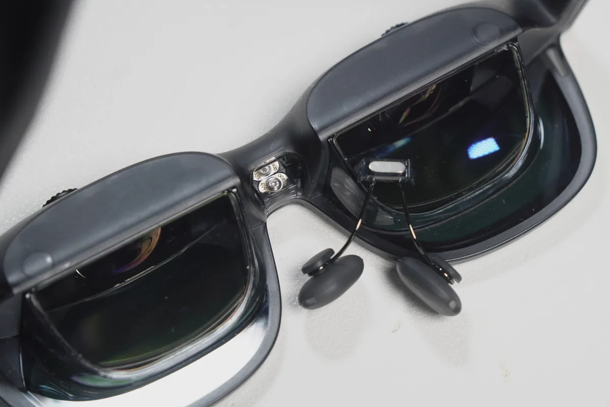 VITURE Luma Ultraの鼻パッドとヒンジ部分のネジ周りのクローズアップ