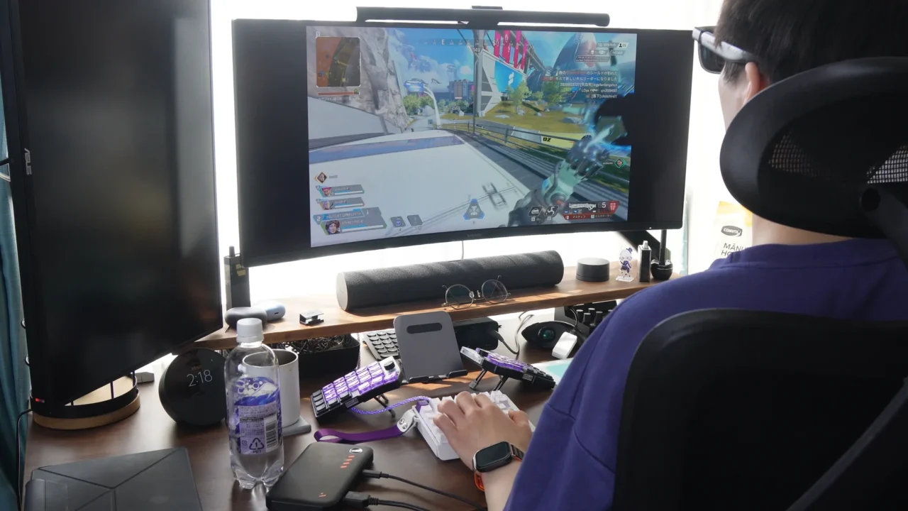 Luma Ultraで大画面にApex Legendsを映してFPSをプレイする様子（背面）