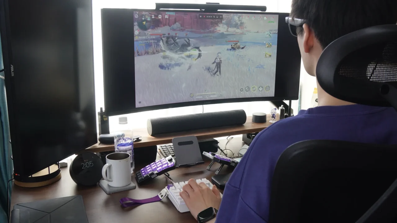 Luma Ultraでウルトラワイドモニターに鳴潮を映してプレイする様子（背面）
