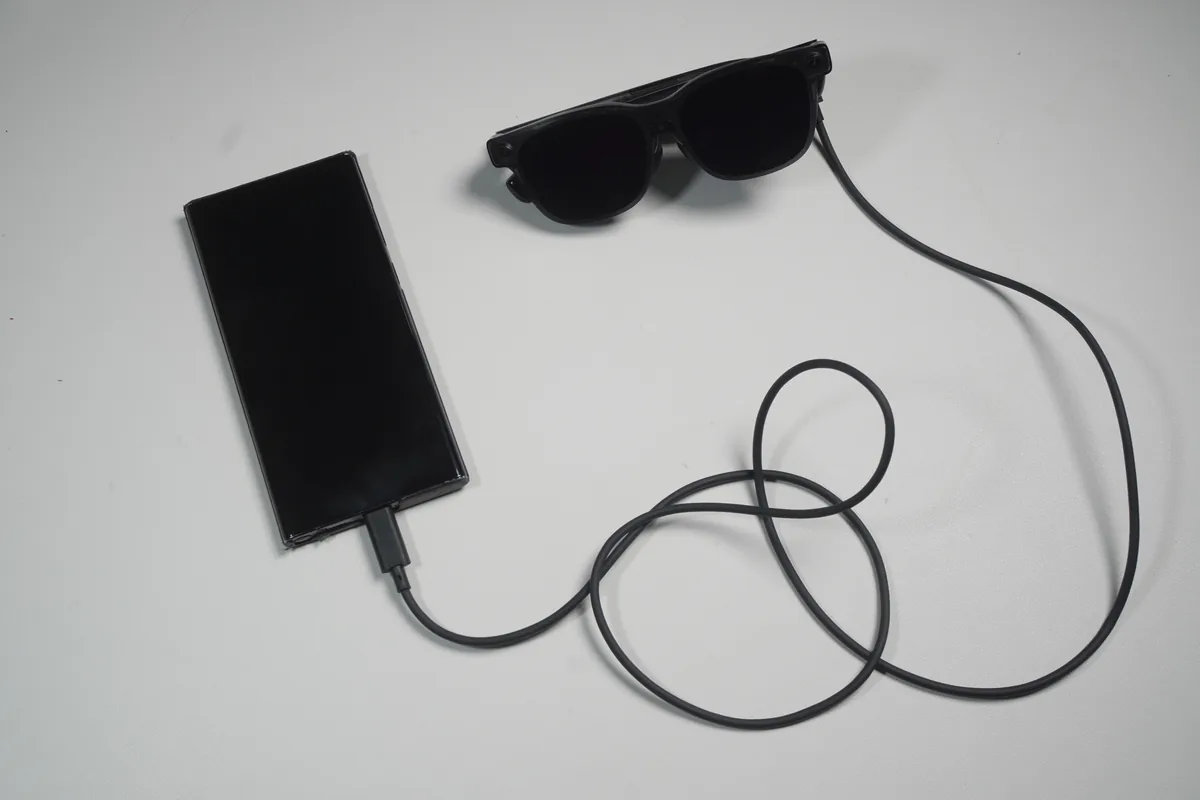 VITURE Luma Ultraをスマートフォンにケーブル接続した様子