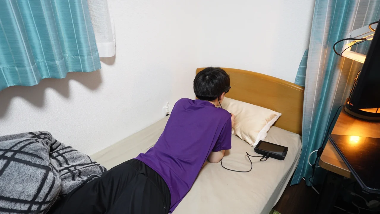 ベッドでうつ伏せになりLuma Ultra+Switchでプレイする様子