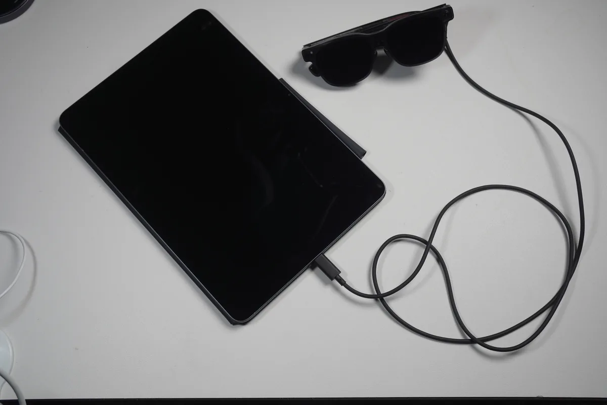 VITURE Luma Ultraをタブレットにケーブル接続した様子