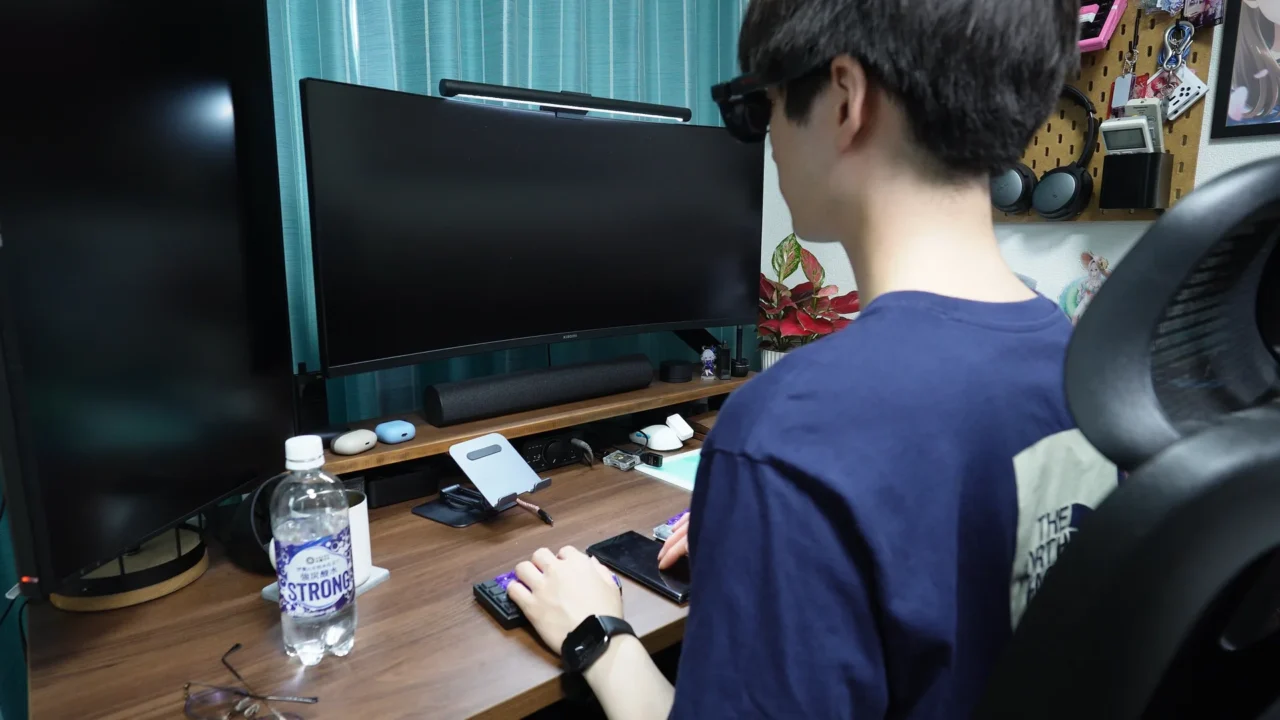 Luma Ultraを装着しスマホをトラックバッド代わりにして作業する横からの様子