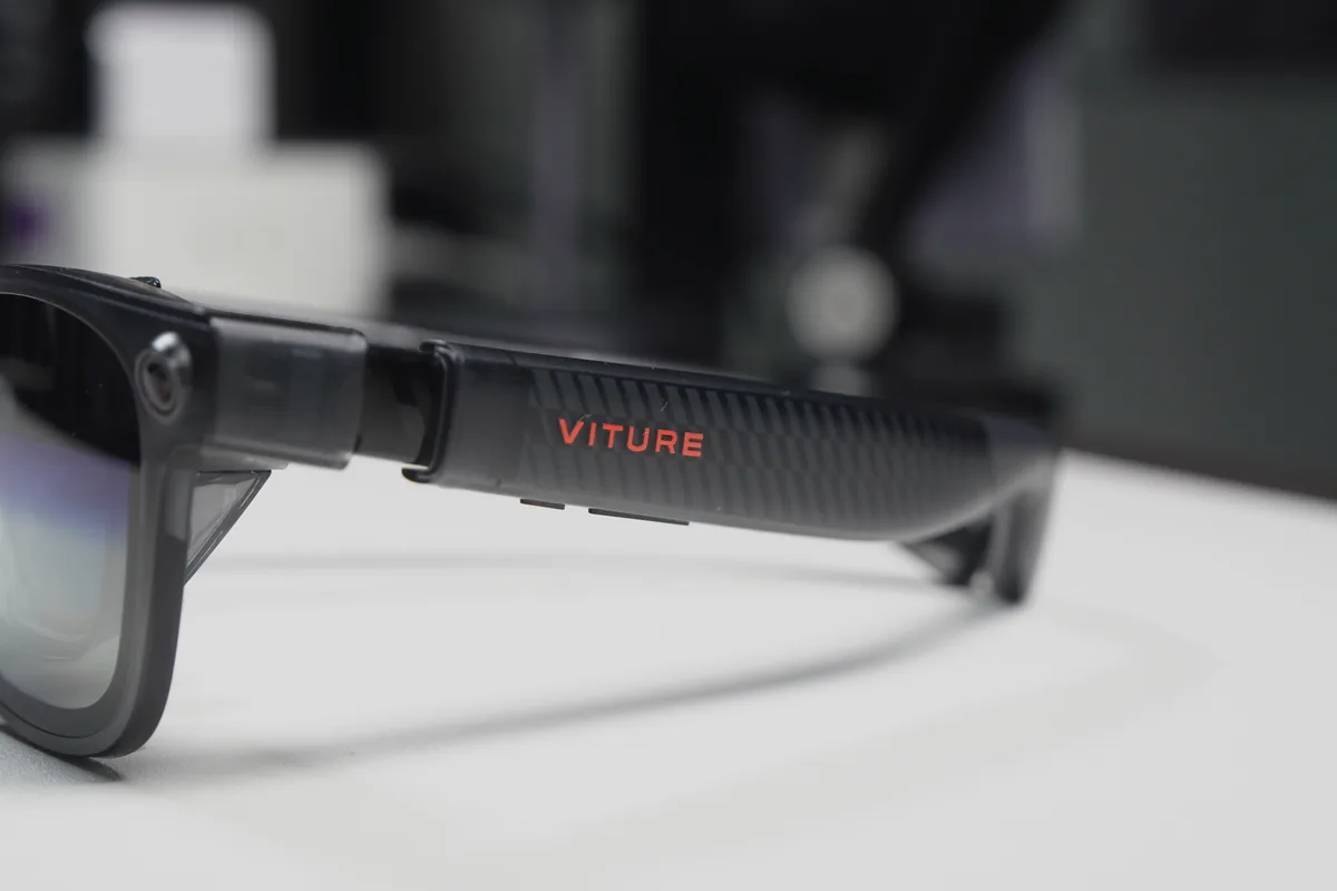 VITURE Luma Ultraのつる（テンプル）部分のクローズアップ