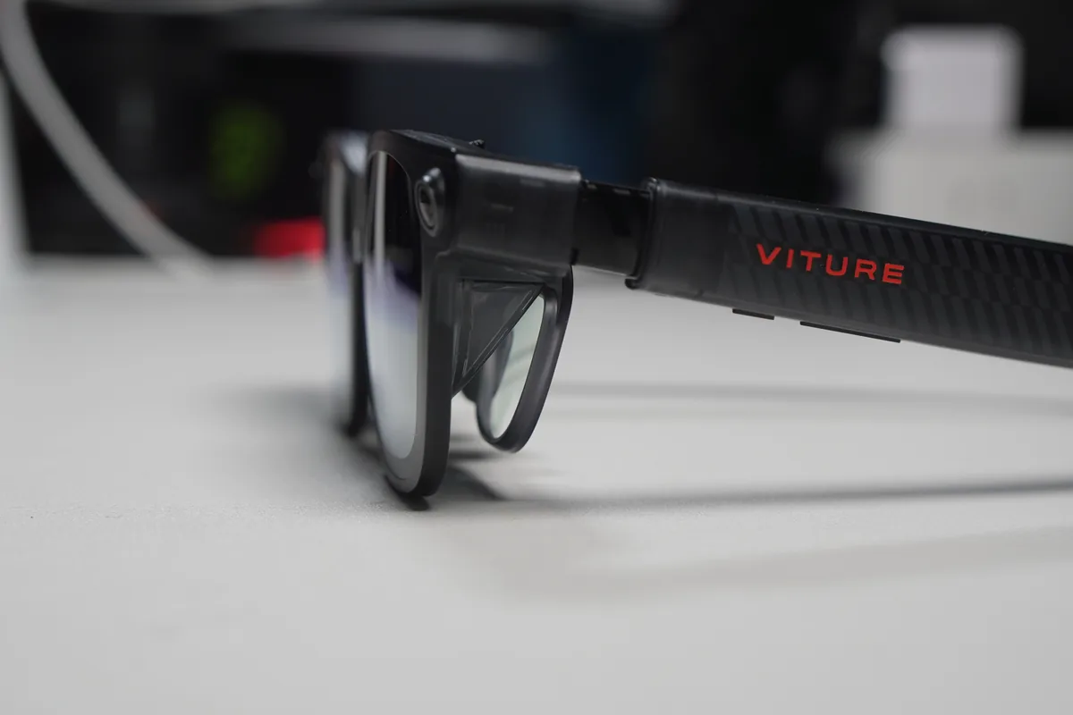 VITURE Luma Ultraのつる側面。カーボン調デザインと赤いVITUREロゴ