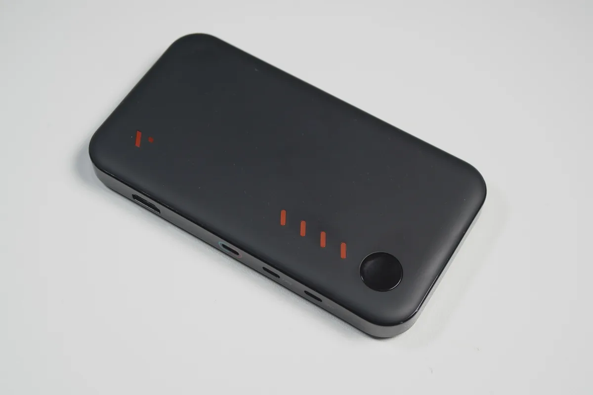 VITURE Pro モバイルドック本体の上面。電源ボタンとバッテリー残量LED
