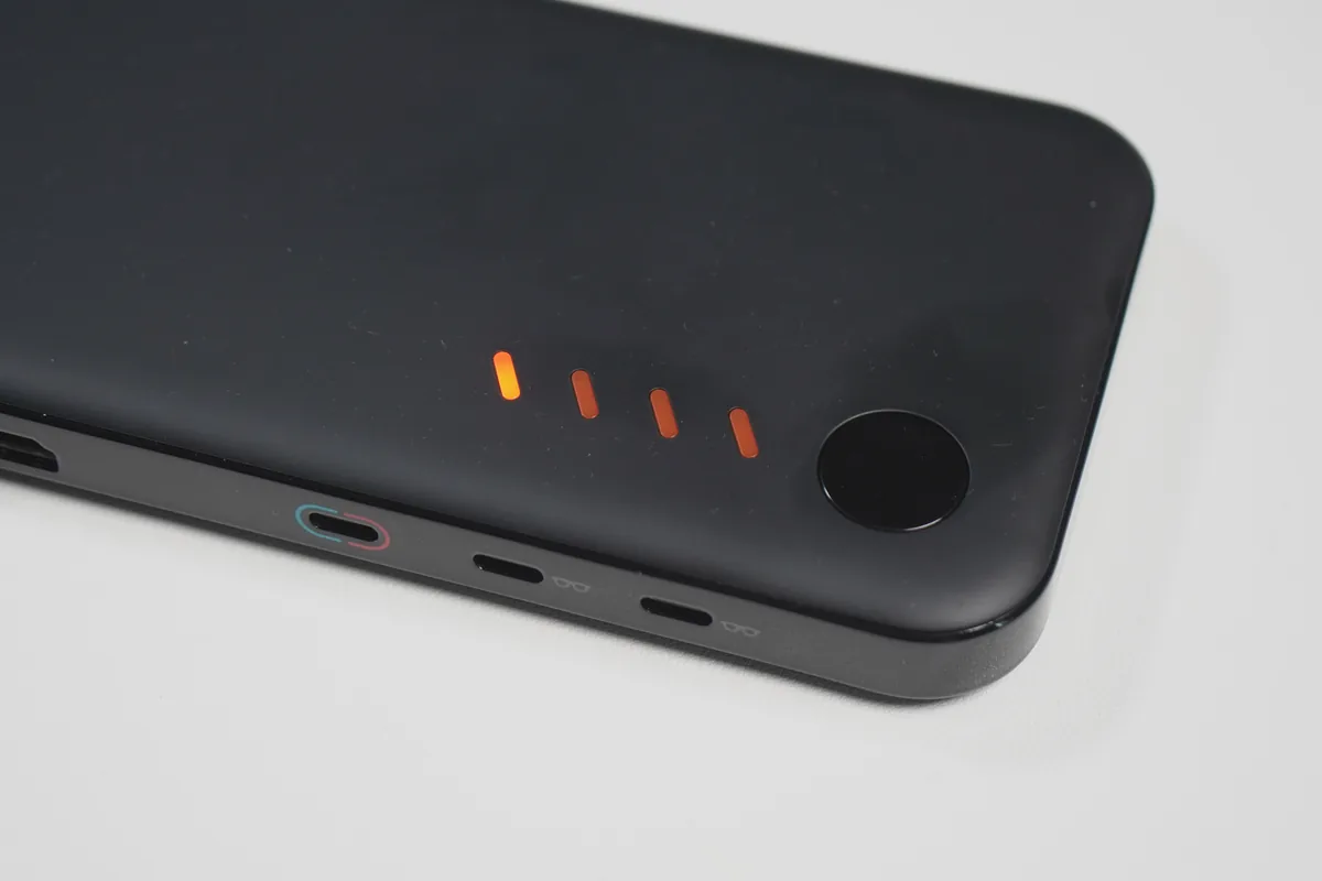 VITURE Pro モバイルドックのバッテリー残量LEDと電源ボタンのクローズアップ