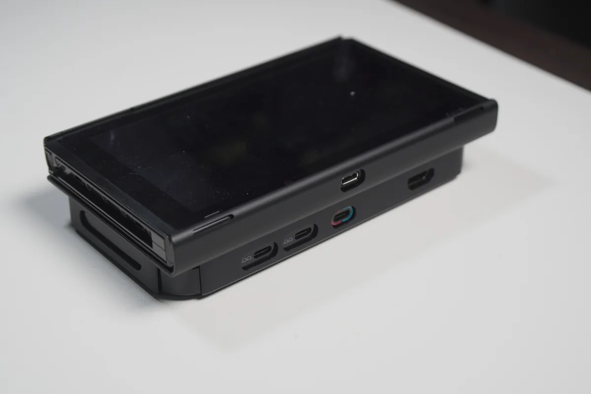 Switchに装着したVITUREモバイルドックの正面ポート部
