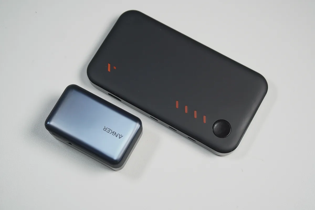 VITURE Pro モバイルドックとAnkerモバイルバッテリーのサイズ比較