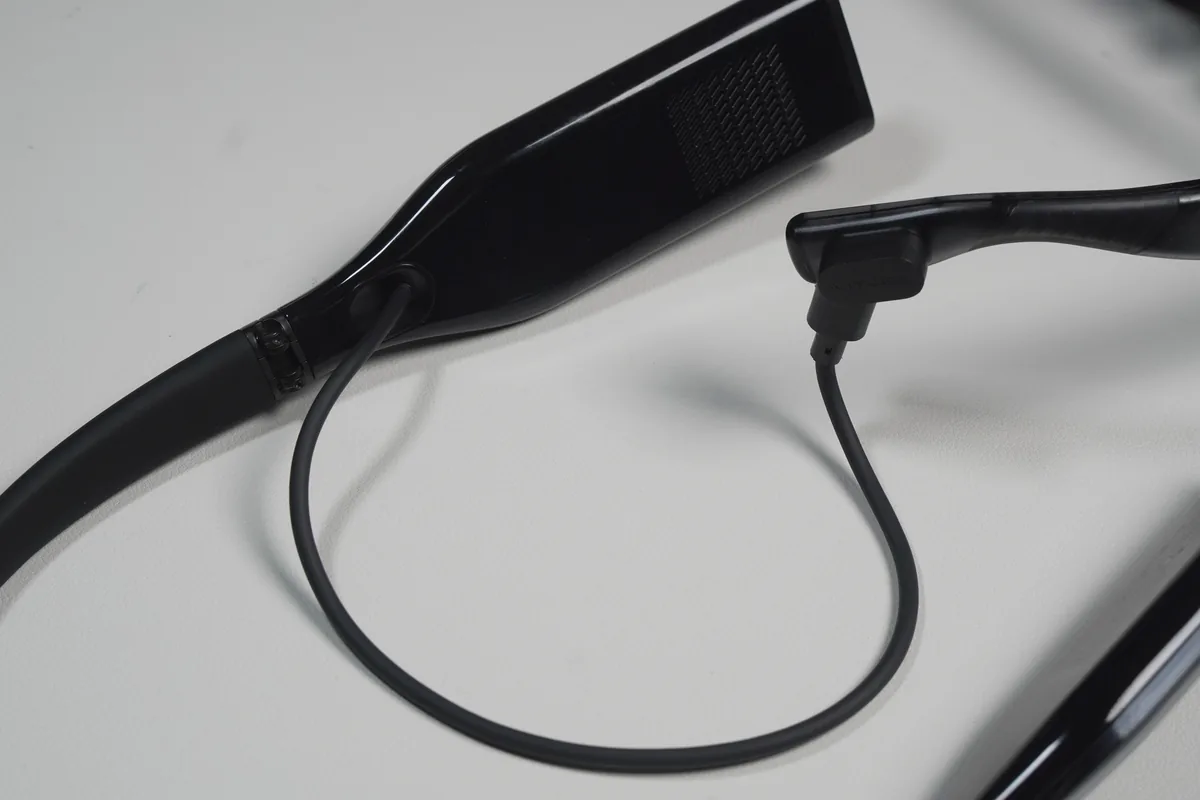 VITURE Pro ネックバンドとグラスを結ぶ接続ケーブルの接続部