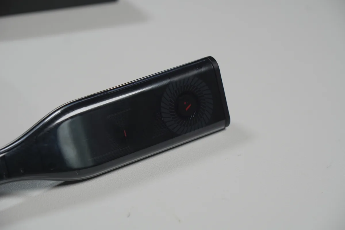 VITURE Pro ネックバンド右側に内蔵された冷却ファン部分