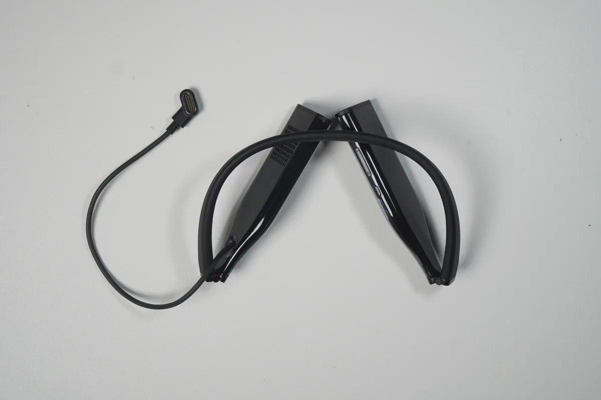 VITURE Pro ネックバンドを折りたたんだ状態