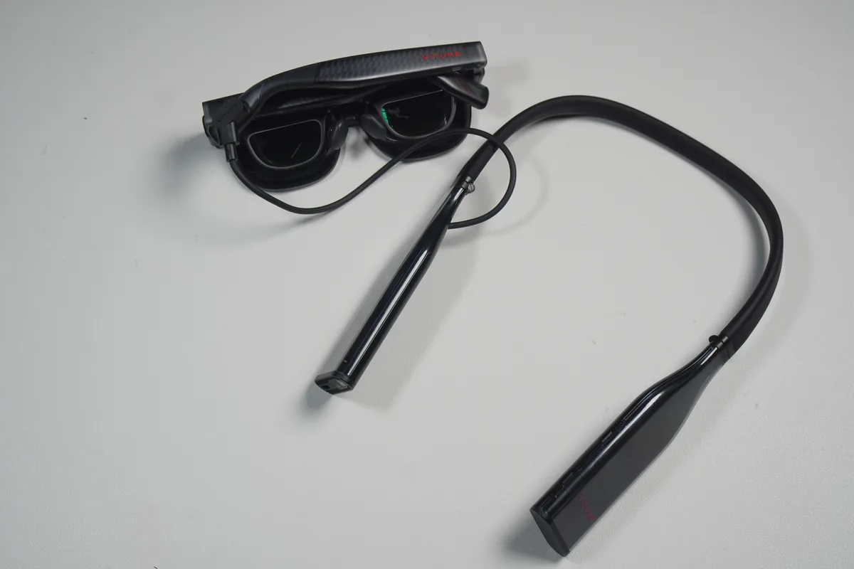 VITURE Pro ネックバンドと折りたたんだLuma Ultraを並べた様子
