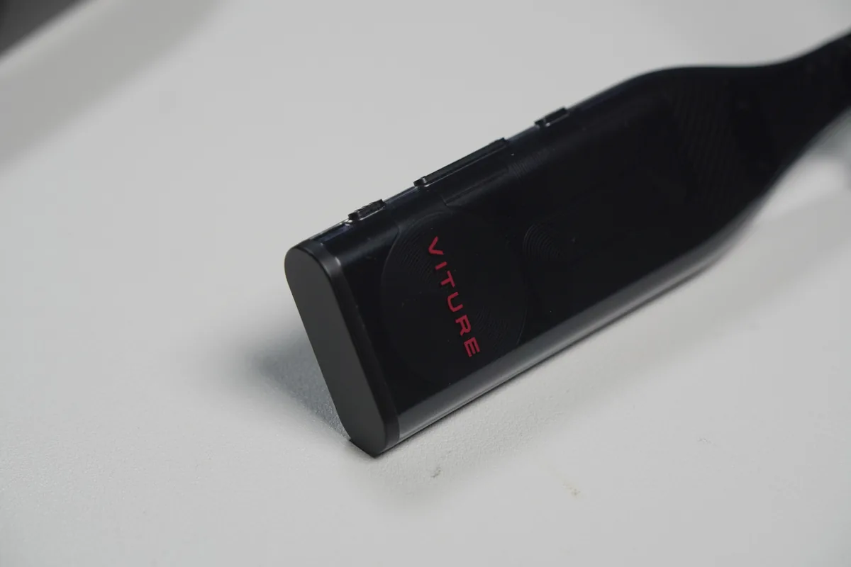 VITURE Pro ネックバンド先端のVITUREロゴ部分