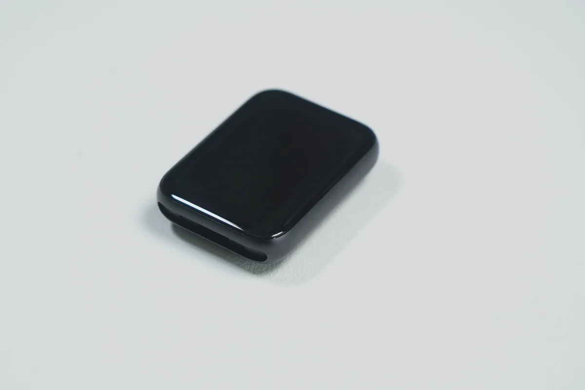 画面を消灯したXiaomi Smart Band 10 Pro本体を斜めから見た外観