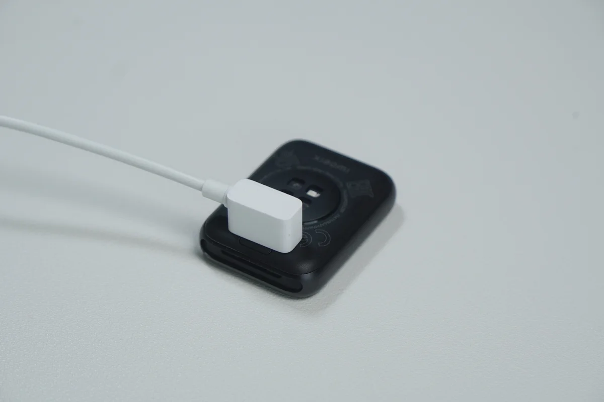 Xiaomi Smart Band 10 Proを専用充電器に接続して充電している様子