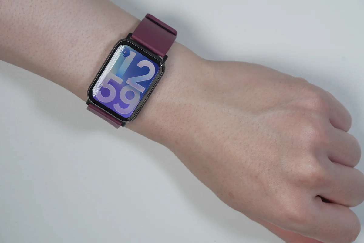 Xiaomi Smart Band 10 Proをレザーバンドで装着した様子