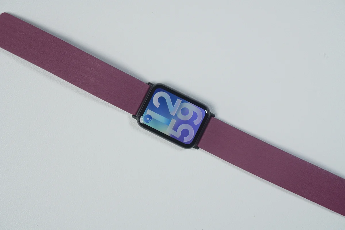 Xiaomi Smart Band 10 Proのレザーバンドの質感クローズアップ