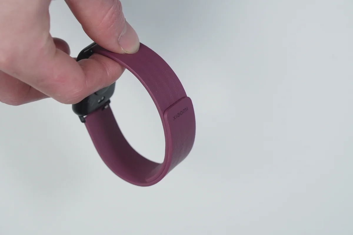Xiaomi Smart Band 10 Proのレザーバンドを手に持った様子