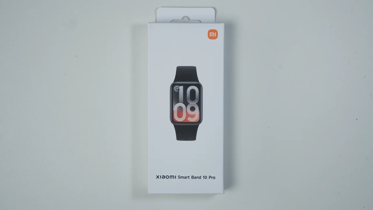 Xiaomi Smart Band 10 Proの化粧箱パッケージを正面から撮影した外観
