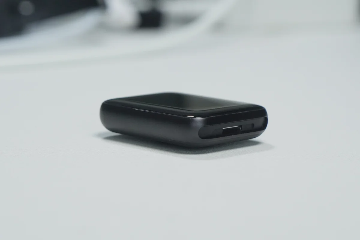 Xiaomi Smart Band 10 Proの薄型ボディと側面のアップ
