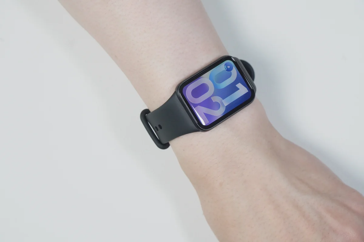 Xiaomi Smart Band 10 Proをシリコンバンドで装着した様子