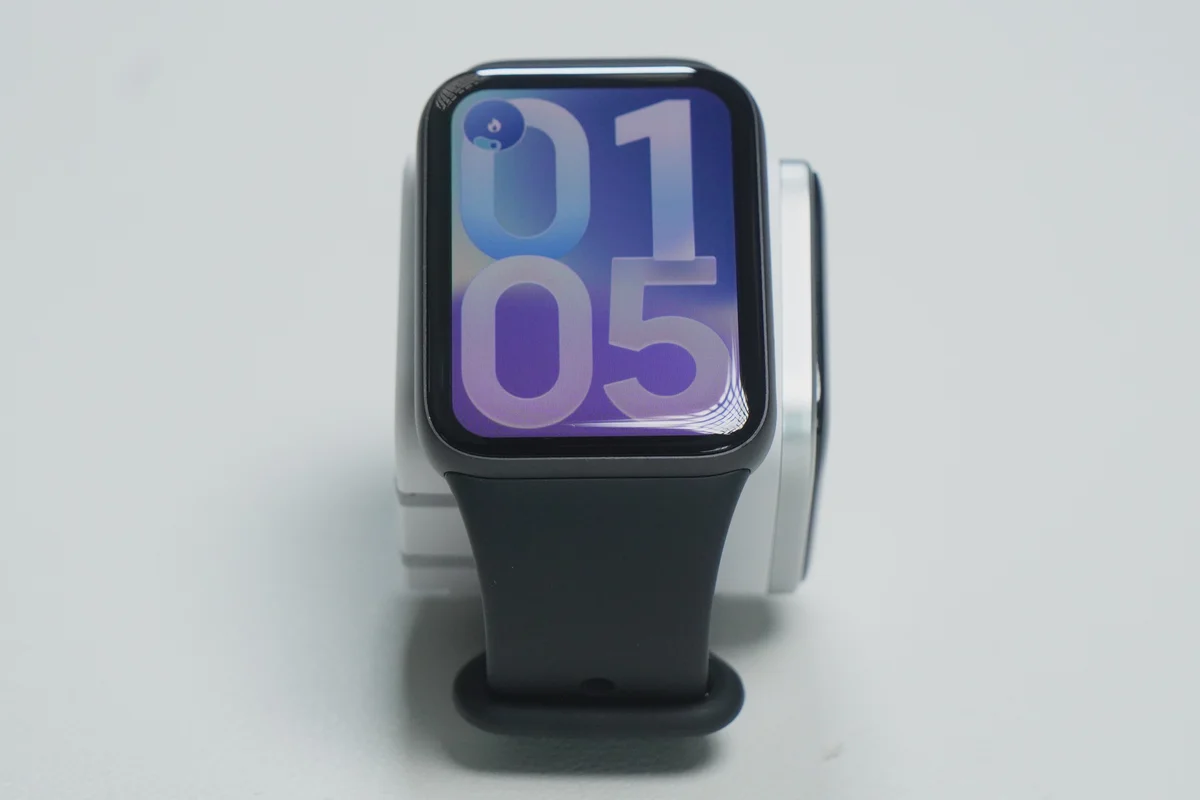 Xiaomi Smart Band 10 Proの縦長有機ELディスプレイを正面から表示