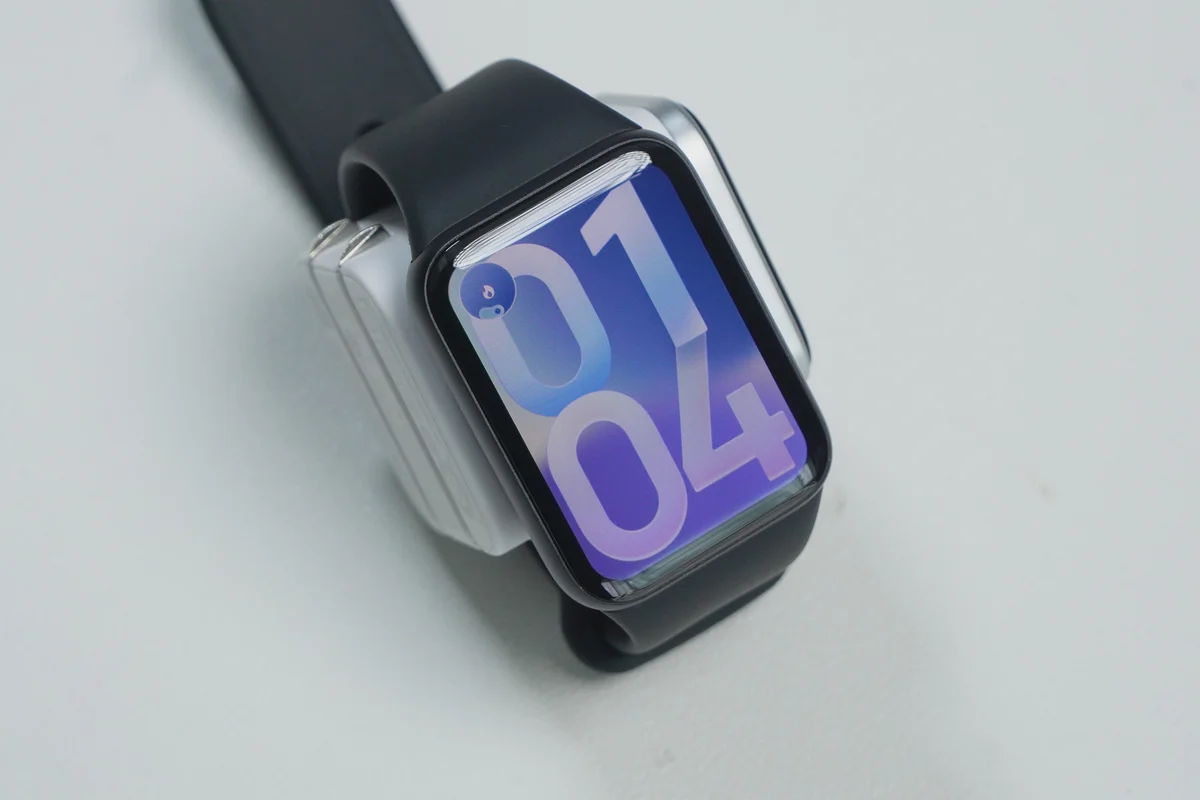 バンドを装着したXiaomi Smart Band 10 Proの文字盤を斜めから表示