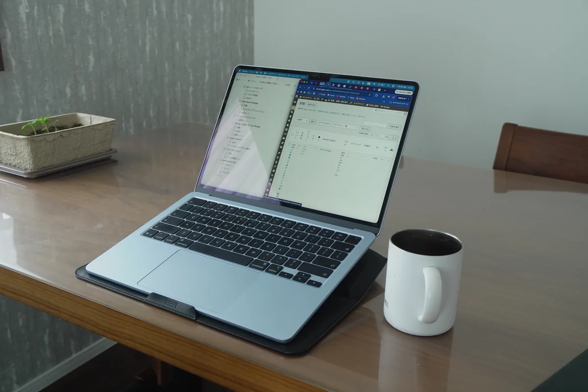 MacBook Air M5を使って、リ便で作業している様子