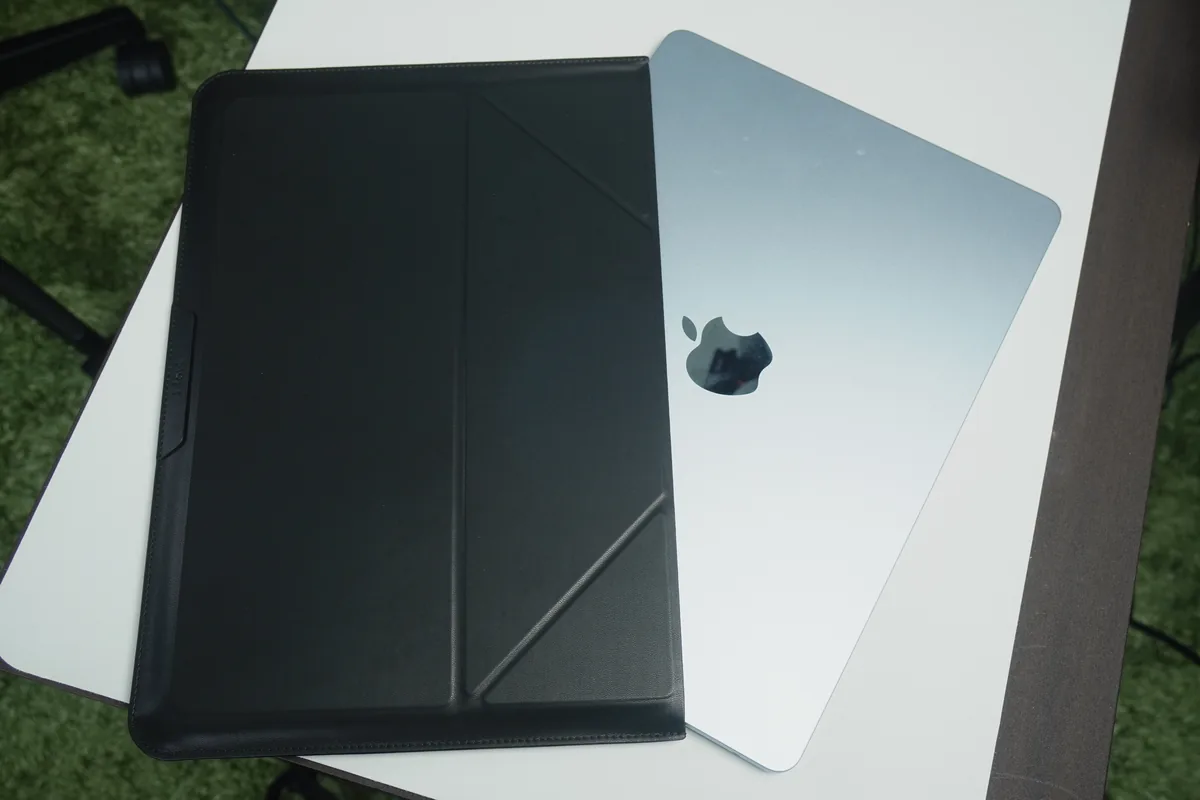 acBook Air M5とMOFTノートパソコンケースを重ねて置いた様子